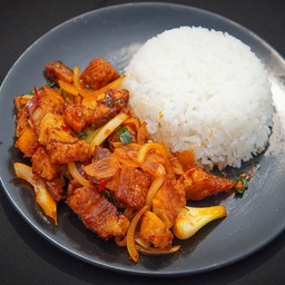 ข้าวหมูกรอบผัดพริกเผา