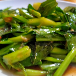 ผัดคะน้าราดข้าว