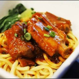 บะหมี่ซี่โครงหมูตุ๋นน้ำเเดง(เเห้ง)