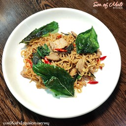 บะหมี่กึ่งสำเร็จรูปผัดกะเพราหมูใบกระเพรากรอบ