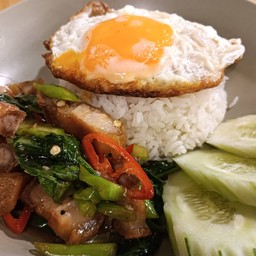 ข้าวผัดคะน้าหมูกรอบ