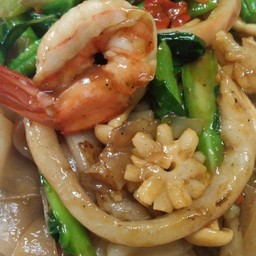 เส้นใหญ่ผัดขี้เมาทะเล