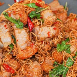 มาม่าผัดกระเพราหมูกรอบ