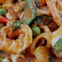 ผัดเครื่องแกงซีฟู้ดเป็นกับ