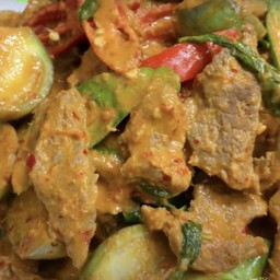 คั่วแห้งแกงเผ็ดกะทิมะเขือเปราะพร้อมข้าวสวย