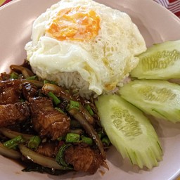 ข้าวผัดกระเพราหมูกรอบ