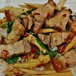 ผัดพริกแกงหมู 3 ชั้น หน่อไม้เหลือง(เป็นกับ)