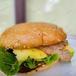 [อร่อยซ่ากับโค้ก] เบอร์เกอร์หมู +  โค้ก ออริจินัล (กระป๋อง)