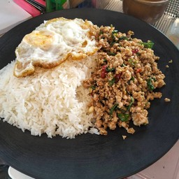 กะเพราเนื้อวัว จานยักษ์ ฟรี!! ไข่ดาว 1 ฟอง (กินได้ 2-3 คน)