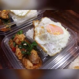ข้าวกระเพราหมูกรอบไข่ดาว