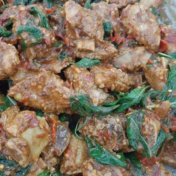 ผัดพริกแกงซี่โครงหมูใส่ใบยี่หร่า