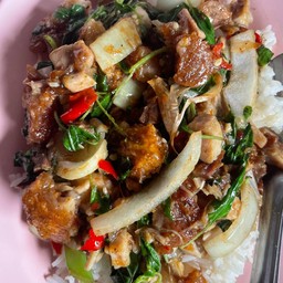 ข้าวกะเพรา หมูกรอบ