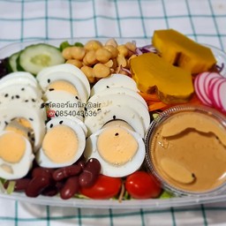 สลัดผักและไข่ต้ม