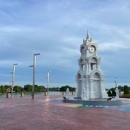 ถนนคนเดินแม่น้ำตาปี