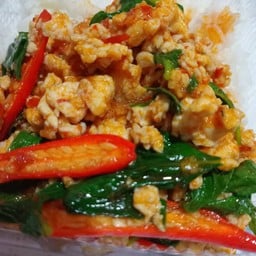 ผัดพริกแกงไก่ใส่ใบโหระพาราดข้ว