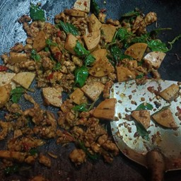 ข้าวกะเพราไก่ยอ