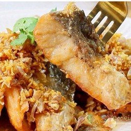 ปลากะพงทอดราดน้ำปลา