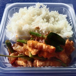 ข้าวสามชั้นผัดพริกแกง