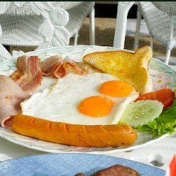 ไข่ดาว หมูแฮม ไส้กรอก เบคอน