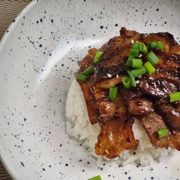 ข้าวหมูสามชั้นย่าง
