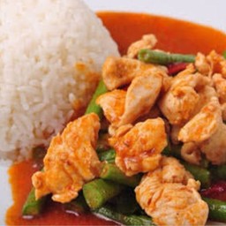 ผัดพริกแกงหมูราดข้าว