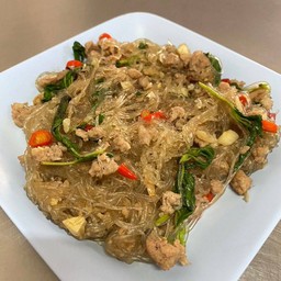 ผัดกะเพราวุ้นเส้น