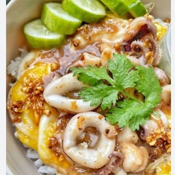ข้าวไข่ข้นหมึกกระเทียม