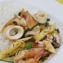 ทะเลผัดเปรี้ยวหวานราดข้าว