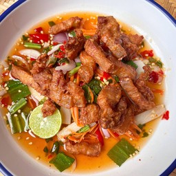 ยำนัวหมูสามชั้นทอด