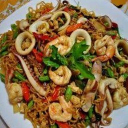 ผัดมาม่ารวมมิตร