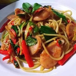 สปาเก็ตตี้ผัดขี้เมาไส้กรอก