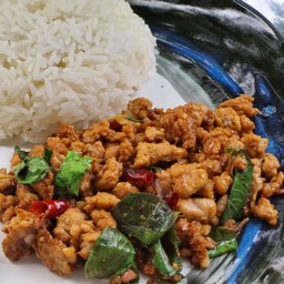 กระเพราหมูสับผัดพริกแห้ง