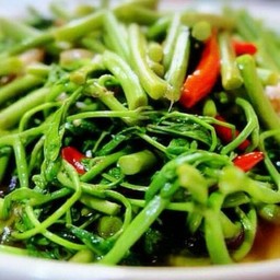 ผัดกระเฉดไฟแดง