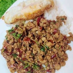 ข้าวราดกะเพราหมูสับไข่ดาว