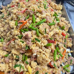 แหนมหมุผัดไข่