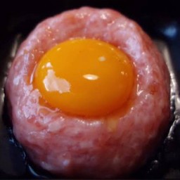 หมูตอกไข่