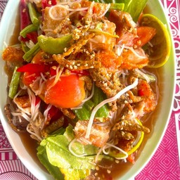 ขนมจีนหมูกรอบ