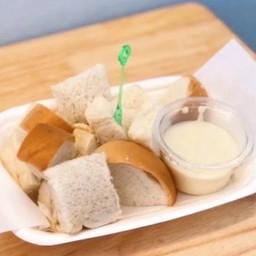 ขนมปังนึ่ง + ซอส 1 ถ้วย