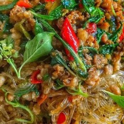 เส้นสายผัดกะเพราพ่นไฟ