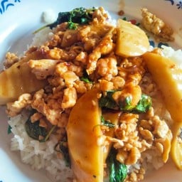 ข้าว+กระเพราไก่ยอไก่สับ