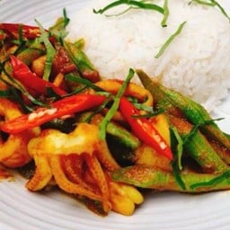 ผัดพริกแกงทะเลราดข้าว