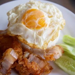 ข้าวหมูกรอบทอดน้ำปลา