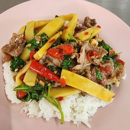 กระเพราหน่อไม้หมูสับ ราดข้าว