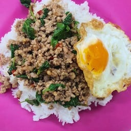 กะเพรา หมูสับ พริกแห้ง