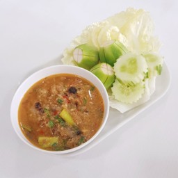 ข้าวหน้าน้ำพริกป่นปลาทูผักสด