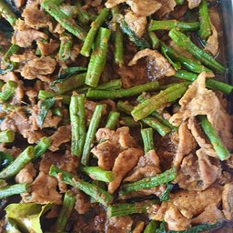 ผัดพริกแกงหมูถั่วฝักยาว