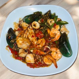 กะเพรารวมมิตรทะเล (กับข้าว)