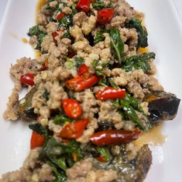 กระเพราไข่เยี่ยวม้า