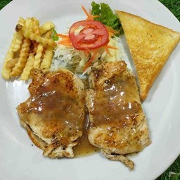 สเต็กอกไก่2ชิ้นในกล่องเดียวกัน