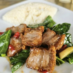 ข้าวคะน้าหมูกรอบ